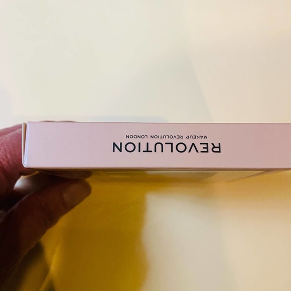 NWT Makeup Revolution Rachel from FRIENDS collectors vegan eye shadow palette - Picture 2 of 7